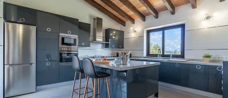 Jääkaappi, uuni, liesi, astianpesukone