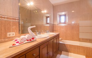 Shower, hair dryer - Cozy home in Sant Llorenc with private swimming pool, can be inside or outside (Sant Llorenc)
