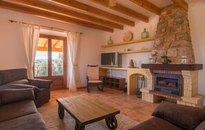 Smart TV, DVD player, ping pong - Cozy home in Sant Llorenc with private swimming pool, can be inside or outside (Sant Llorenc)