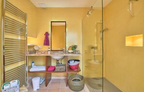 Shower, hair dryer - 2 bedroom lovely home in Arta (Arta)