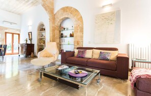 TV - Awesome home in Alcudia with WiFi (Alcudia)