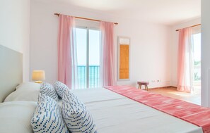 4 bedrooms, in-room safe, iron/ironing board, travel cot - Amazing home in Port Verd with private swimming pool, can be inside or outside (Port Verd)