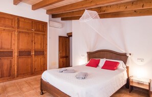 4 bedrooms, iron/ironing board, travel cot, free WiFi - Awesome home in SHorta with private swimming pool, can be inside or outside (SHorta)