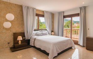 4 bedrooms, iron/ironing board, travel cot, free WiFi - Cozy home in Cala Ratjada with private swimming pool, can be inside or outside (Cala Ratjada)