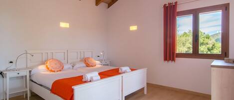 3 室のベッドルーム、セーフティボックス (室内)、アイロン / アイロン台、旅行用ベビーベッド