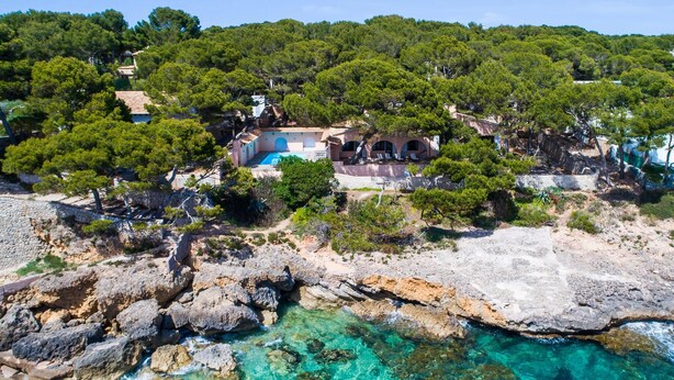 A coastal property with a pool, surrounded by dense trees and rocky terrain. - Awesome home in Cala Ratjada (Cala Ratjada)