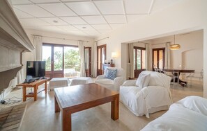 TV - Awesome home in Cala Ratjada (Cala Ratjada)