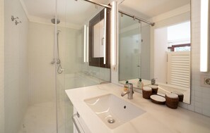 Shower, hair dryer - Awesome home in Cala Ratjada (Cala Ratjada)