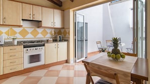 Coffee/tea maker, fridge, microwave, oven - Awesome home in Arta with WiFi (Arta)