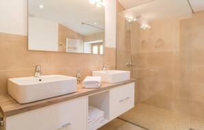Shower, hair dryer - Lovely home in Llucmajor with private swimming pool, can be inside or outside (Llucmajor)