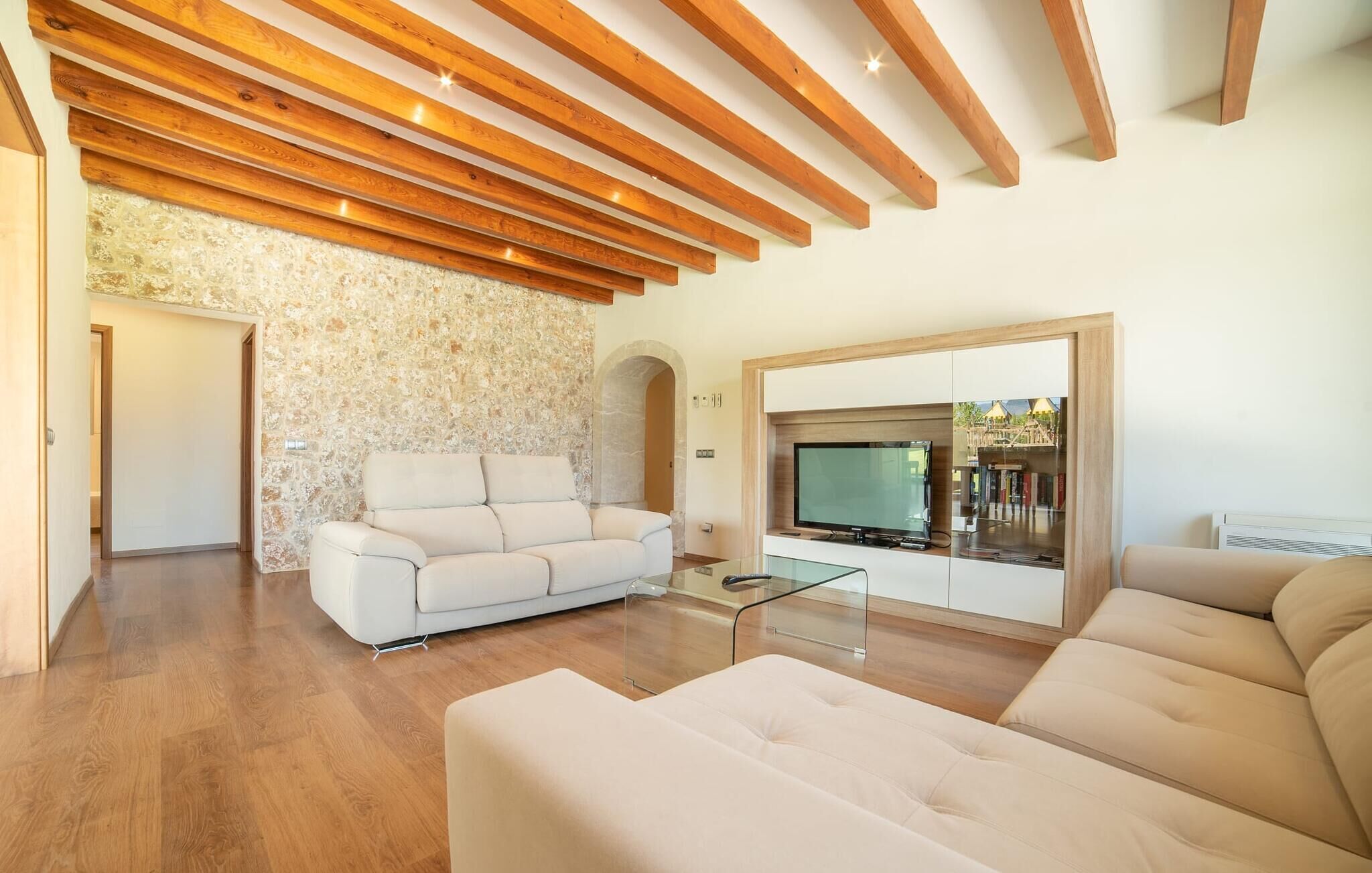 Een smart-tv, een dvd-speler en een tafeltennistafel