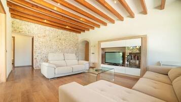 Een smart-tv, een dvd-speler en een tafeltennistafel