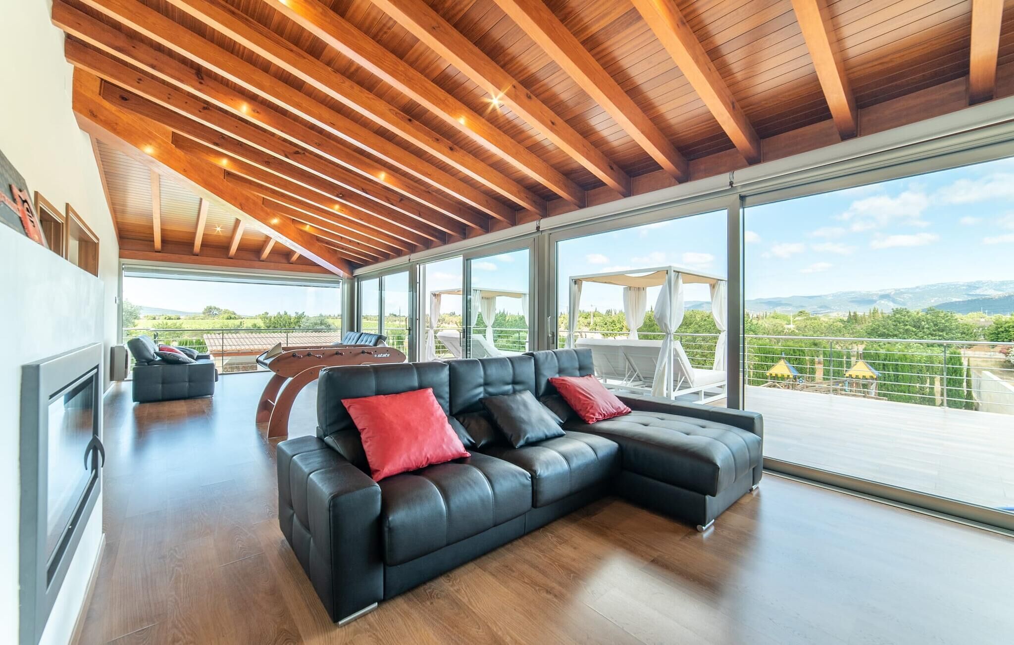 Smart-TV, DVD-Player, Tischtennisplatte