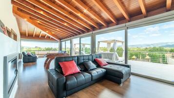 Una Smart TV, un reproductor de DVD, una mesa de tenis de mesa