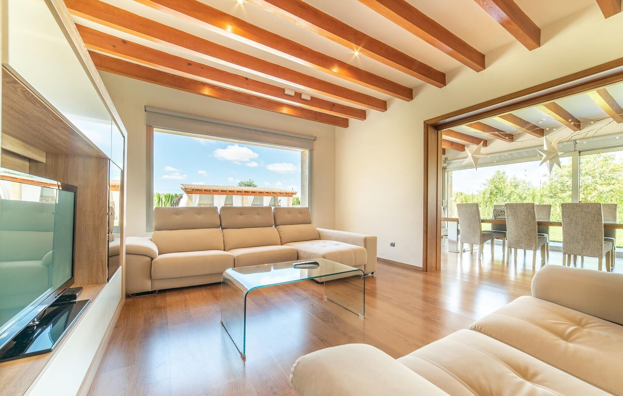 Una Smart TV, un reproductor de DVD, una mesa de tenis de mesa