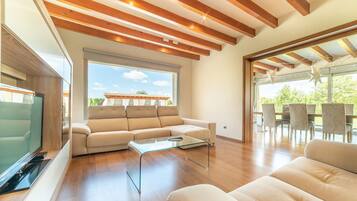 Una Smart TV, un reproductor de DVD, una mesa de tenis de mesa