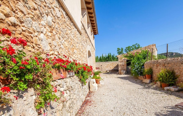 Property grounds - Awesome home in Consell with private swimming pool, can be inside or outside (Consell)
