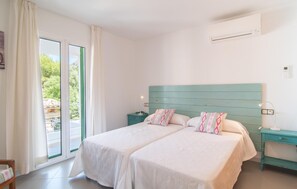 4 bedrooms, iron/ironing board, travel cot, free WiFi - 4 bedroom amazing home in Colonia de Sant Pere (Colonia de Sant Pere)