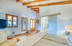 5 bedrooms, iron/ironing board, travel cot, free WiFi - Awesome home in Felanitx with private swimming pool, can be inside or outside (Felanitx)