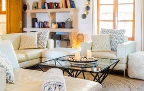 Smart TV, DVD player, ping pong - Awesome home in Felanitx with private swimming pool, can be inside or outside (Felanitx)