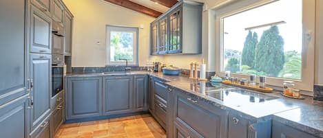 Refrigerador, horno, placa de cocina, lavavajillas