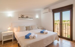 3 bedrooms, iron/ironing board, travel cot, free WiFi - Awesome home in Porto Cristo (Porto Cristo)