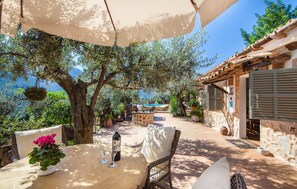 Outdoor dining - Amazing home in Fornalutx with private swimming pool, can be inside or outside (Fornalutx)