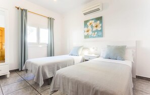 5 habitaciones, tabla de planchar con plancha y cuna de viaje 