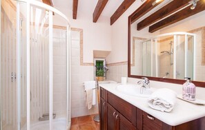 Shower, hair dryer - Awesome home in Esporles with private swimming pool, can be inside or outside (Esporles)