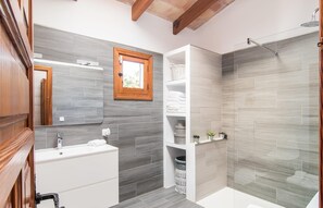 Shower, hair dryer - Cozy home in Llubi with private swimming pool, can be inside or outside (Llubi)
