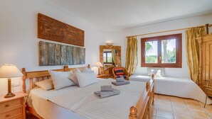 4 habitaciones, tabla de planchar con plancha y cuna de viaje