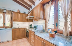 Fridge, microwave, oven, stovetop - Amazing home in Son Serra de Marina with WiFi (Son Serra de Marina)