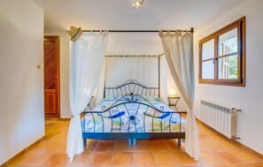 4 bedrooms, in-room safe, iron/ironing board, travel cot - Cozy home in Son Carrio with private swimming pool, can be inside or outside (Son Carrio)