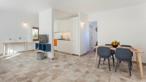 A modern apartment with a dining area, kitchen, and living space. - Amazing home in Algaida with private swimming pool, can be inside or outside (Algaida)