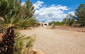 A modern house with a gravel driveway, surrounded by trees and a clear sky. - Amazing home in Algaida with private swimming pool, can be inside or outside (Algaida)