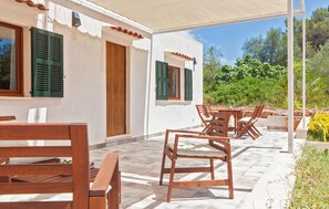 Outdoor dining - Amazing home in Algaida with private swimming pool, can be inside or outside (Algaida)