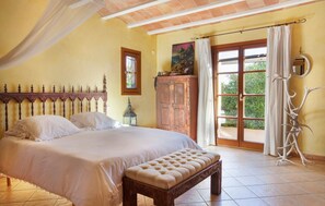 4 bedrooms, iron/ironing board, travel cot, free WiFi - Nice home in Campos with private swimming pool, can be inside or outside (Campos)