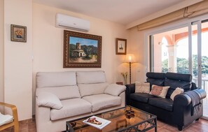 Smart TV, DVD player - The Torrent's Observer (Cala Pi)