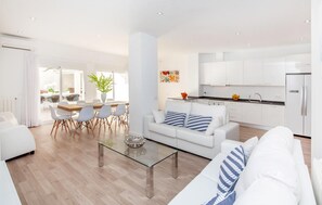 TV - Nice home in Palma with private swimming pool, can be inside or outside (Palma)