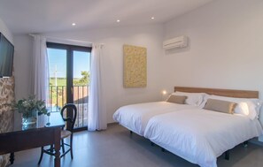 4 bedrooms, in-room safe, iron/ironing board, travel crib - Nice home in Ses Covetes with private swimming pool, can be inside or outside (Ses Covetes)