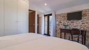 4 chambres, coffres-forts dans les chambres, fer et planche à repasser