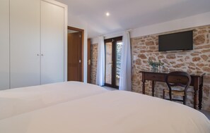 4 bedrooms, in-room safe, iron/ironing board, travel cot - Nice home in Ses Covetes with private swimming pool, can be inside or outside (Ses Covetes)