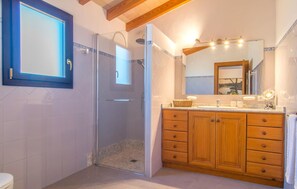 Shower, hair dryer - Nice home in Ses Covetes with private swimming pool, can be inside or outside (Ses Covetes)