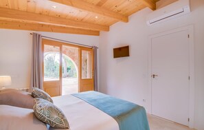 6 bedrooms, iron/ironing board, travel cot, free WiFi - Beautiful home in Inca with private swimming pool, can be inside or outside (Inca)