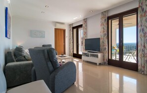 TV, DVD player - 4 bedroom amazing home in Buger (Buger)