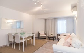 TV - Cozy apartment in Colonia de Sant Jordi with WiFi (Colonia de Sant Jordi)
