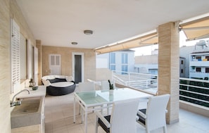 Outdoor dining - Cozy apartment in Colonia de Sant Jordi with WiFi (Colonia de Sant Jordi)