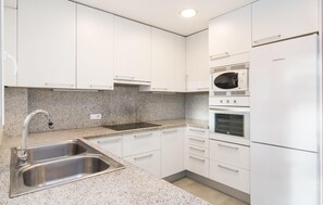 Fridge, microwave, oven, stovetop - Cozy apartment in Colonia de Sant Jordi with WiFi (Colonia de Sant Jordi)