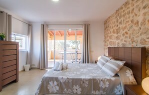 3 bedrooms, in-room safe, iron/ironing board, travel cot - Stunning home in Inca with private swimming pool, can be inside or outside (Inca)
