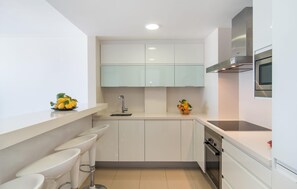 Fridge, microwave, oven, stovetop - 3 bedroom beach front apartment in Can Picafort (Can Picafort)